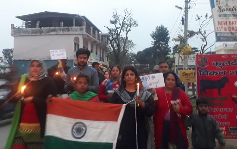 अपना घर ने पुलवामा मे शहीद हुए जवानो को कैंडल मार्च निकाल कर व शहीदों के नाम के दीपदान कर दी श्रद्धांजलि