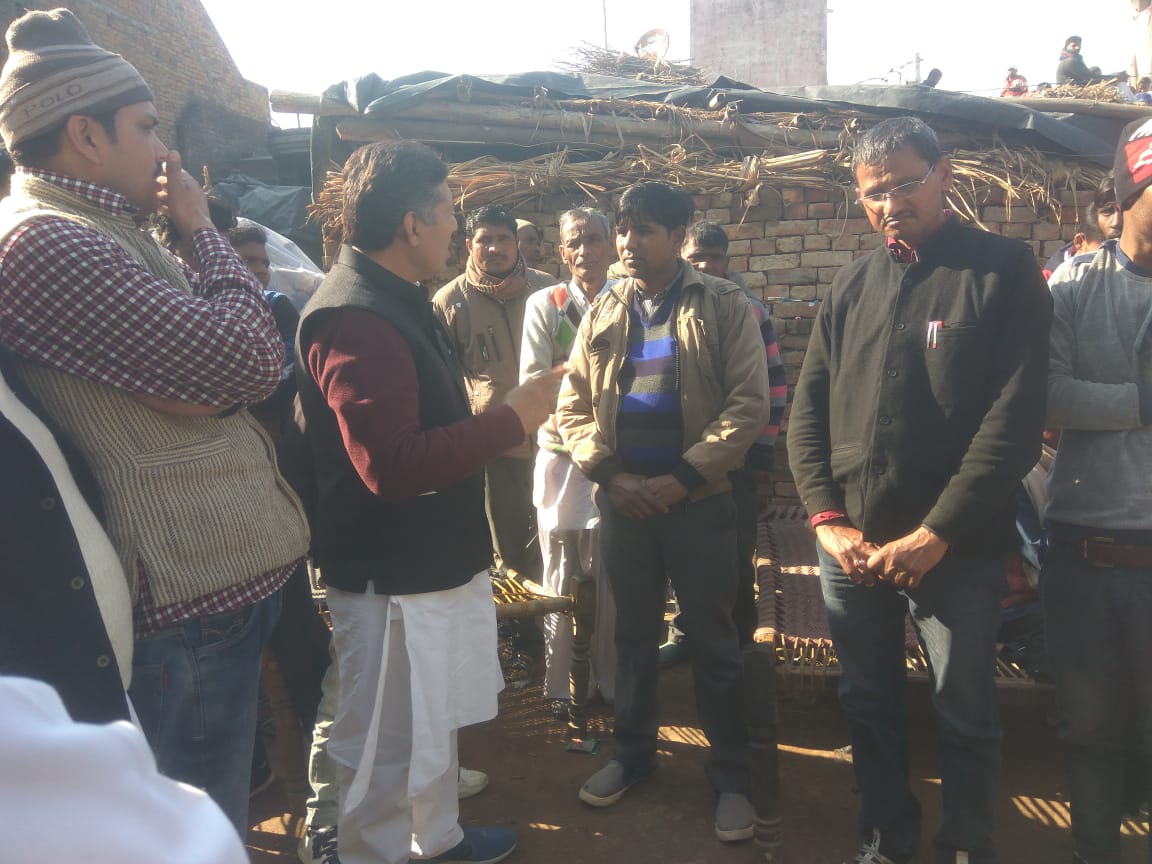 कांग्रेस विधायक मसूद अख्तर ने जहरीली शराब के सेवन से मारे गए लोगों के परिजनों से की मुलाकात