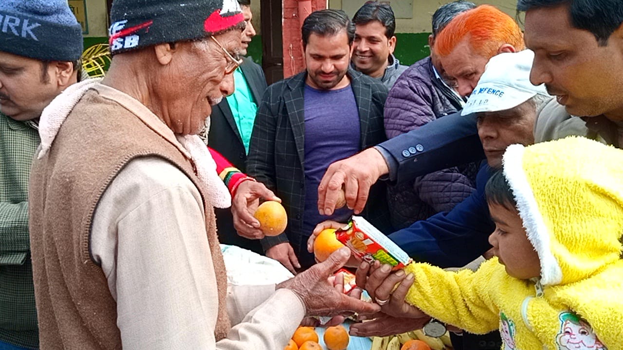 बसंत पंचमी पर रीयल हैल्प ब्यूरो के द्वारा मानव मंदिर में खाद्य सामग्री बटी