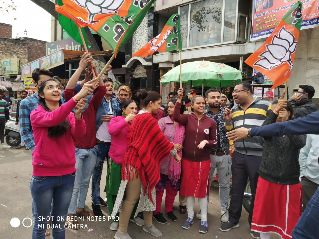 बीजेपी की महिला कार्यकर्ताओं ने लड्डू बांटे