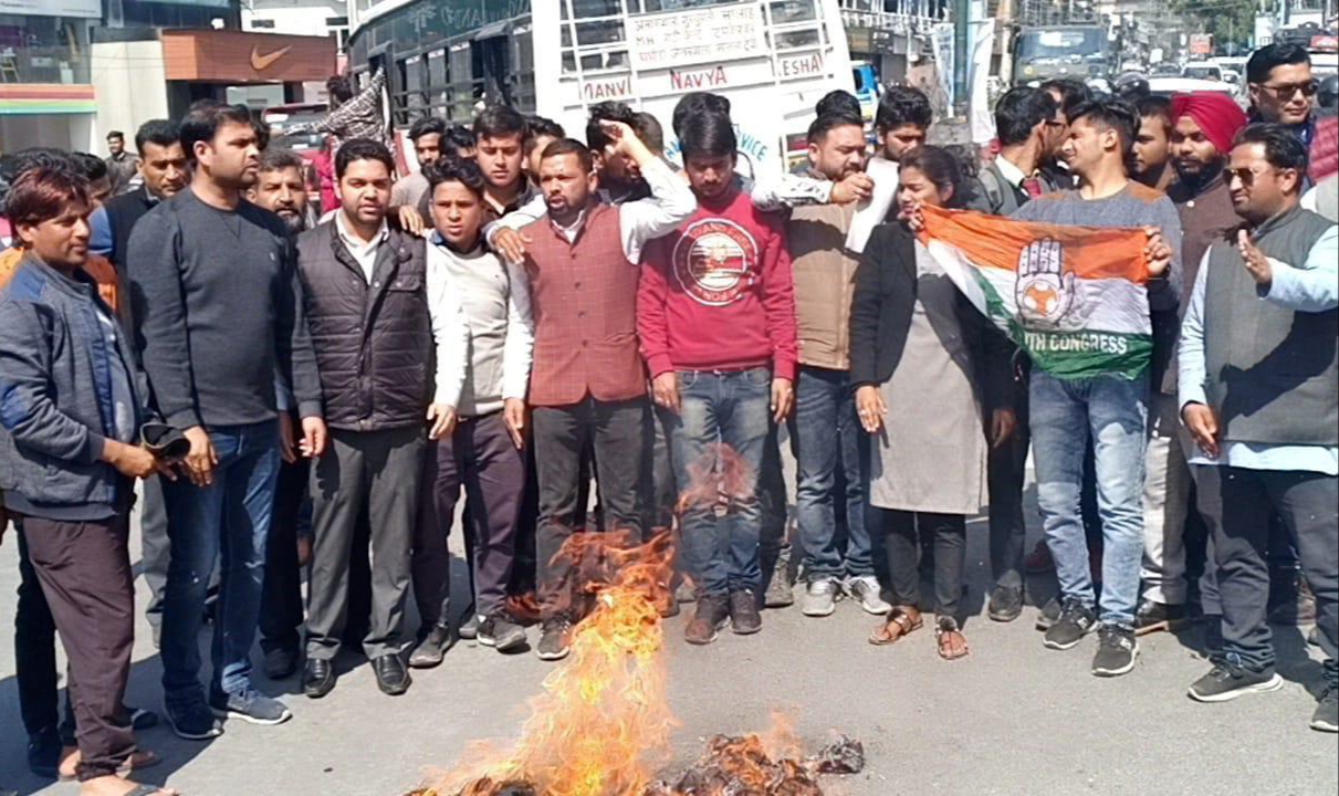 भारतीय युवा कांग्रेस उत्तराखंड ने देश के प्रधानमंत्री के खिलाफ पुतला दहन कर के विरोध प्रदर्शन किया।