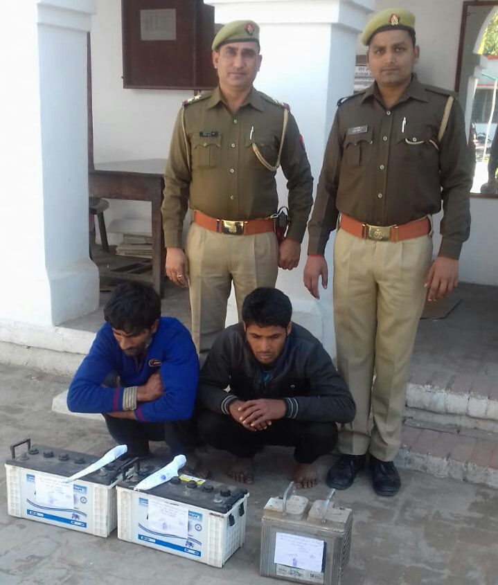 अंबेहटा पुलिस ने चोरी के तीन बैटरो व दो छूरी सहित दो चोरों को पकडा