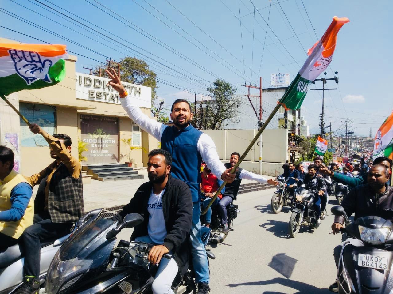 प्रदेश युवा कांग्रेस उत्तराखंड कार्यकर्ताओं ने स्कूटर-मोटर साईकिल रैली निकाली 