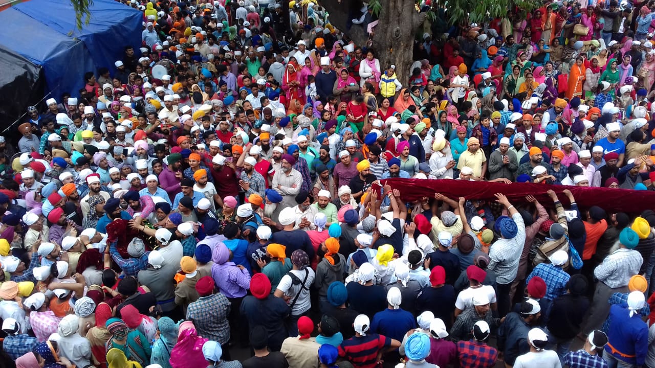 आस्था के महाकुंभ का साक्षी बनने को उमड़ा भारी जन सैलाब श्री दरबार साहिब में हुआ श्री झण्डे जी का आरोहण, इसी के साथ हुआ श्री झण्डे जी मेले का विधिवत शुभारंभ