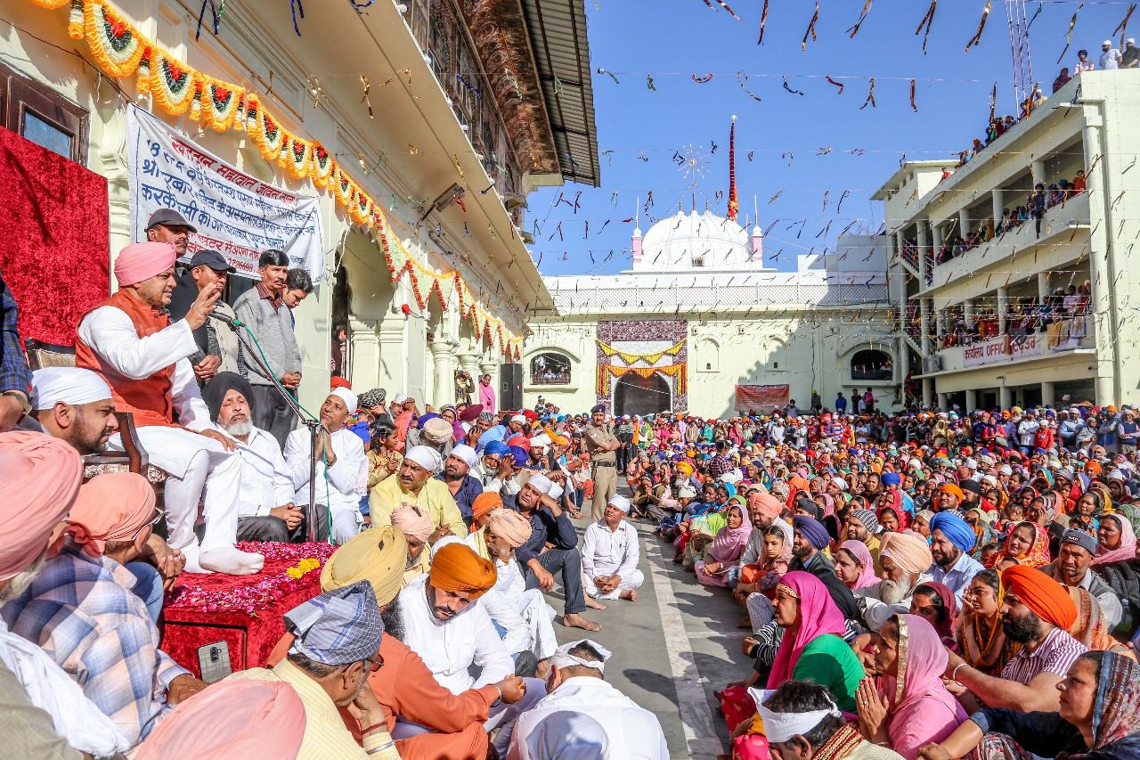 श्री दरबार साहिब में चला दर्शनों व मनौतियों का क्रम,श्री महाराज जी ने दिए संगतों को दर्शन व आशीर्वाद ,नगर परिक्रमा के स्वागत के लिए दूनवासी तैयार