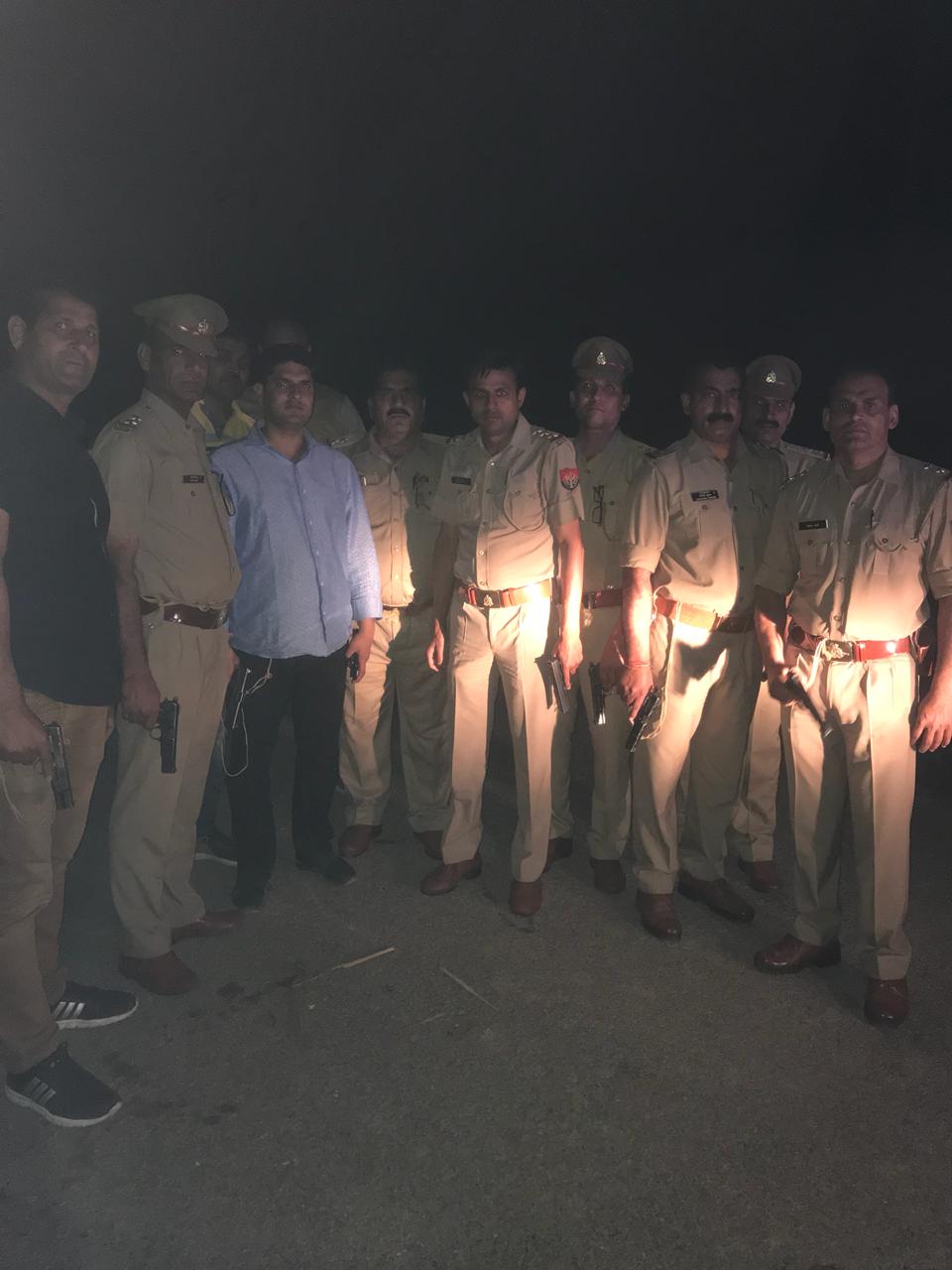 थाना सदर पुलिस व क्राइम ब्रांच की सयुक्त टीम ने शातिर बदमाश रोहित को किया गिऱफ्तार अंधेरे का फ़ायदा उठाकर एक अन्य बदमाश फ़रार