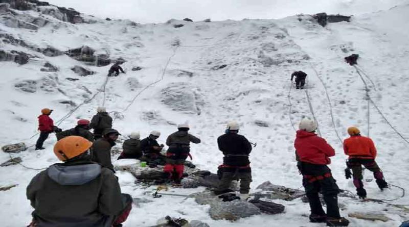 पहली बार भारत का एक दल एवरेस्ट शृंखला में शामिल चार चोटियों का एक साथ आरोहण करेगा।