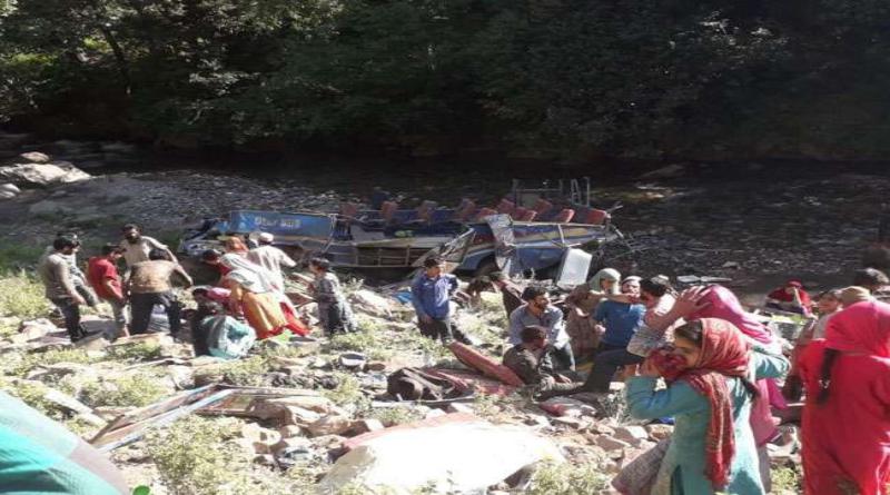 जम्मू कश्मीर: में बड़ा सड़क हादसा, खाई में गिरी मिनी बस, 33 लोगों की मौत, 22 घायल