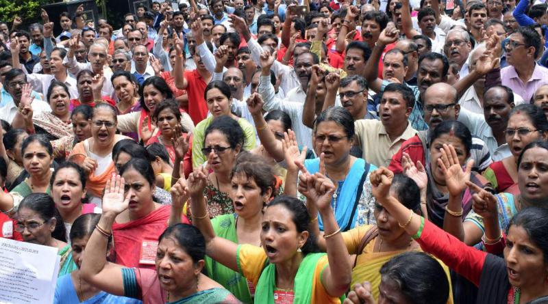 पश्चिम बंगाल पुलिस ने प्रदर्शनकारियों पर लाठी चार्ज किया और आंसू गैस के गोले छोड़ा