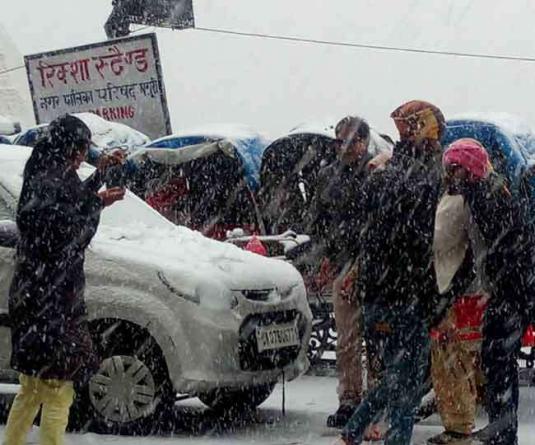 उत्तराखंड: सात साल बाद मसूरी में तीन बार बर्फबारी