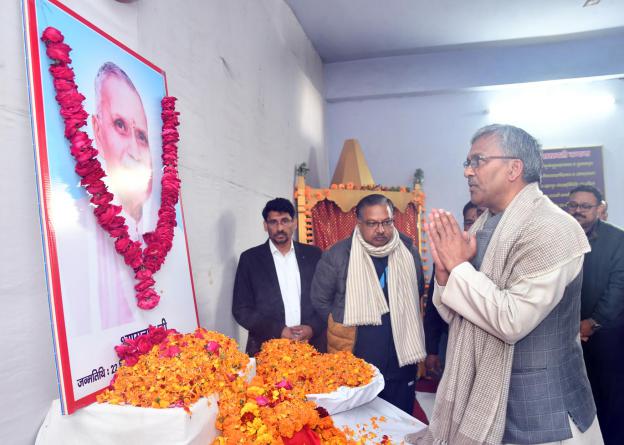 मुख्यमंत्री त्रिवेंद्र सिंह रावत सरस्वती विद्या मंदिर मायापुर हरिद्वार में आयोजित विद्या भारती के पूर्व संगठन मंत्री श्री श्यामलाल की श्रद्धांजलि सभा में हुए शामिल