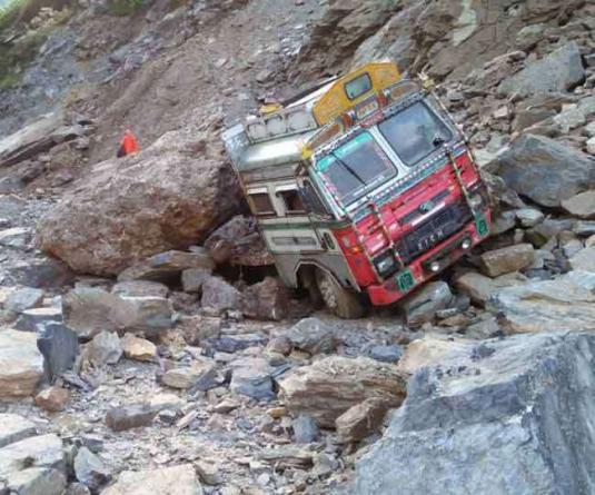 भारी बारिश के कारण बदरीनाथ हाईवे के पास ट्रक दबा, चालक और हैल्पर ने भाग कर बचाई जान