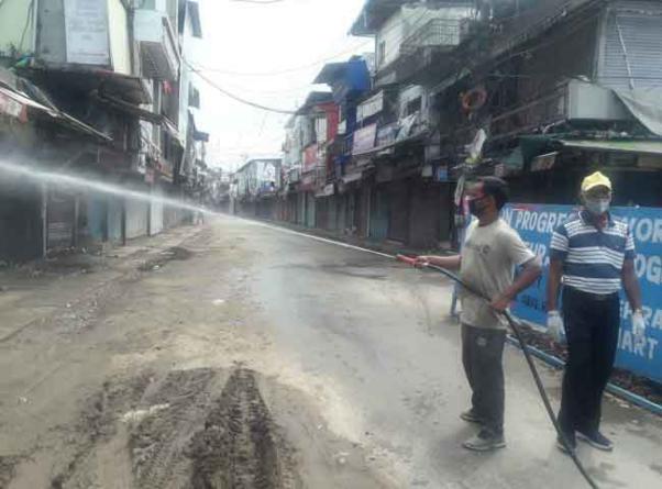 कोरोना संक्रमण का मामला सामने आने के बाद आज पलटन बाजार में पूर्ण लॉकडाउन, किया जा रहा सैनिटाइज