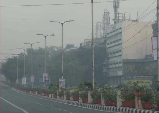 देश में लगातार बढ़ते वायु प्रदूषण के चलते लोगों को घर से बाहर निकलनेे में दिक्कतों का सामना करना पड़ रहा