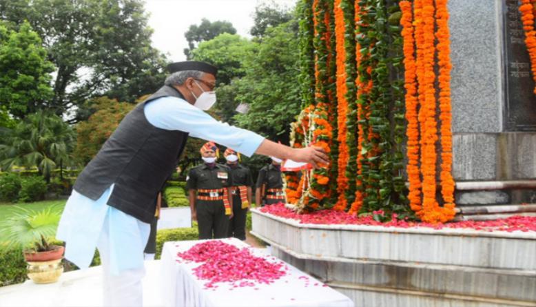 मुख्यमंत्री त्रिवेंद्र सिंह रावत ने देहरादून में राज्य स्थापना दिवस पर शहीद स्मारक पर पुष्पांजलि अर्पित की