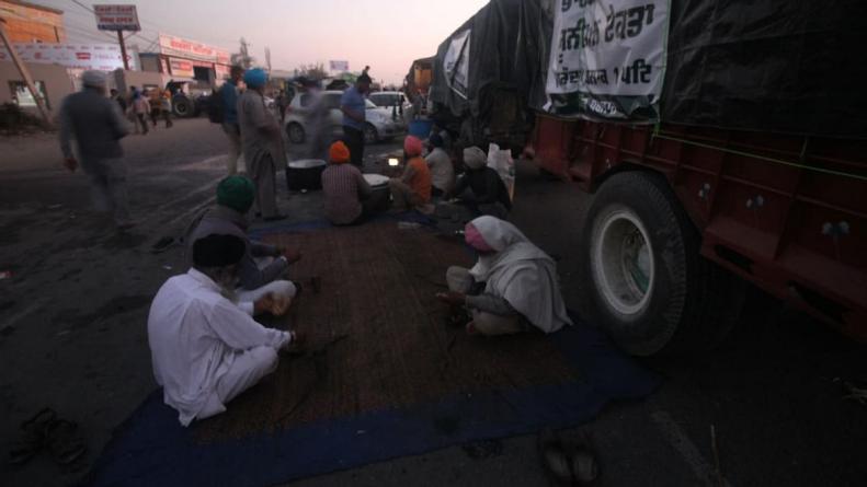 सिंघु बॉर्डर पर किसानों ने टेंट लगाने शुरू कर दिए, इसके साथ निहंगों ने बैरिकेड के पास खाना बनाना शुरू