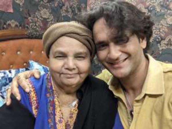 राखी सावंत की कैंसर पीड़ित मां से मिले विकास गुप्ता, ऑपरेशन को लेकर की बात