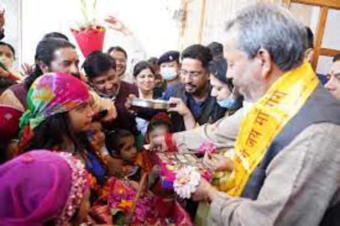 मुख्यमंत्री तीरथ सिंह रावत ने भागीरथीपुरम स्थित अपने आवास पर बच्चों के साथ लोक पर्व फूलदेई त्योहार मनाया