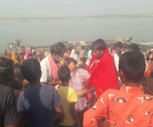 बिहार की राजधानी पटना में बड़ा हादसा, गंगा में गिरी गाड़ी, एक ही परिवार के करीब 10 लोग लापता