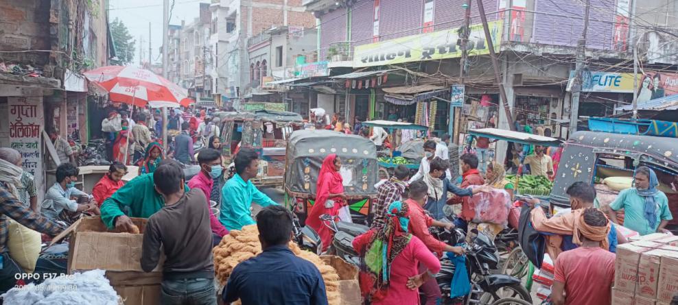 दून के बाजार में जगह-जगह शारीरिक दूरी के नियम की धज्जियां उड़ीं तो कई जगह लोग बिना मास्क के भी देखे गए