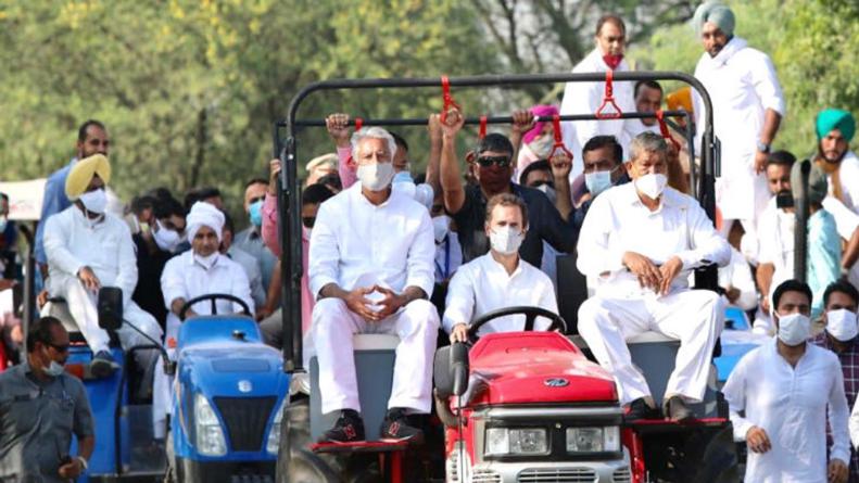 राहुल गांधी तीन कृषि कानूनों के खिलाफ और किसानों के समर्थन में ट्रैक्टर चलाकर पहुंचे संसद; हिरासत में सुरजेवाला