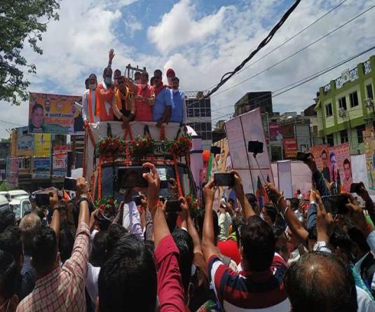 मुख्यमंत्री बनने के बाद पहली बार गृह जनपद आए पुष्कर सिंह धामी ने रुद्रपुर शहर में रैली के जरिये जनता व कार्यकर्ताओं का अभिवादन किया