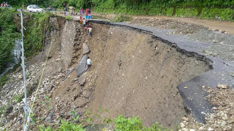 उत्तराखंड में मौसम पल-पल करवट बदल रहा,  बदरीनाथ हाईवे पर भूस्खलन से हाइटेंशन लाइन टूटी