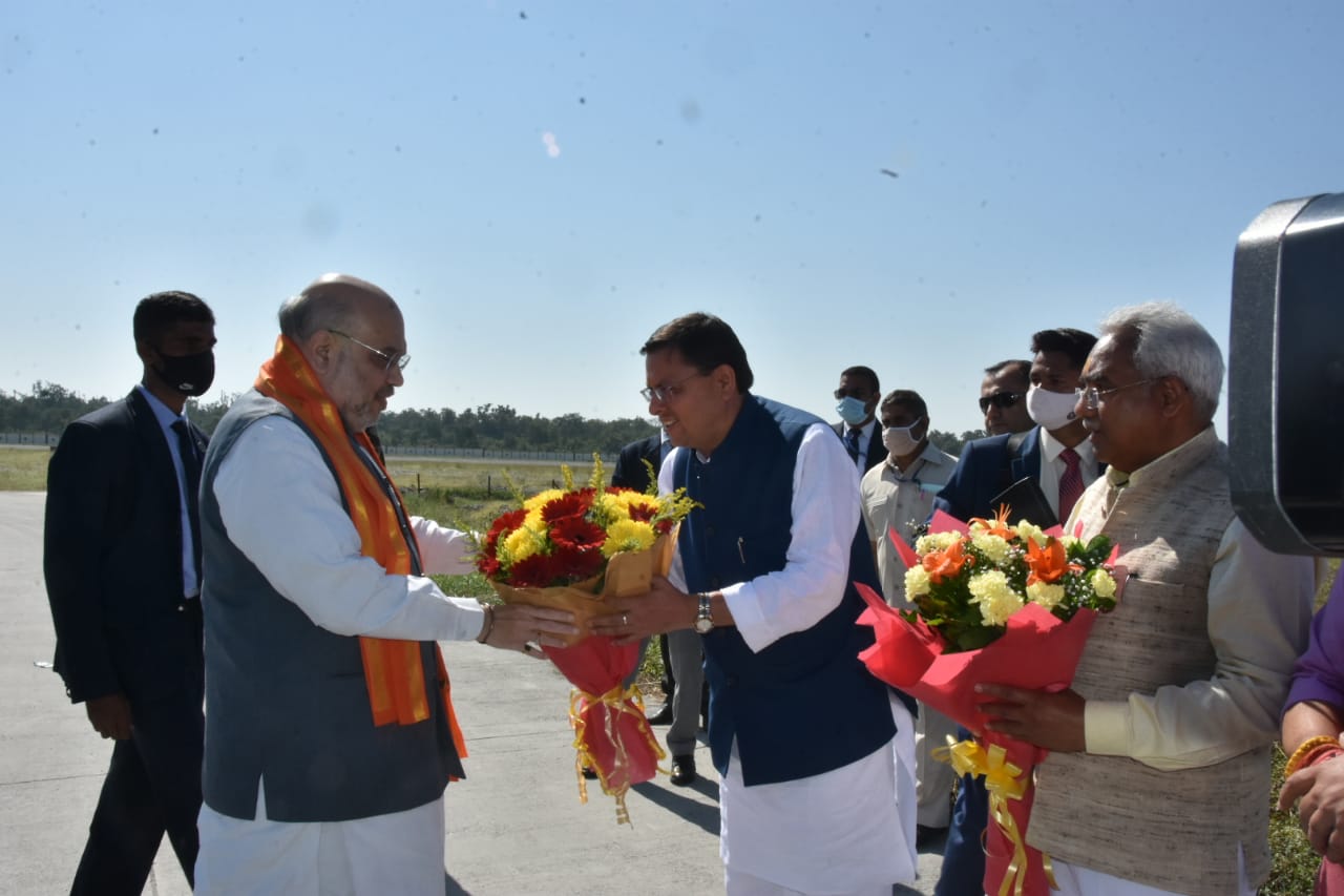 केन्द्रीय गृह मंत्री अमित शाह के आगमन पर मुख्यमंत्री पुष्कर सिंह धामी ने उनका स्वागत किया।