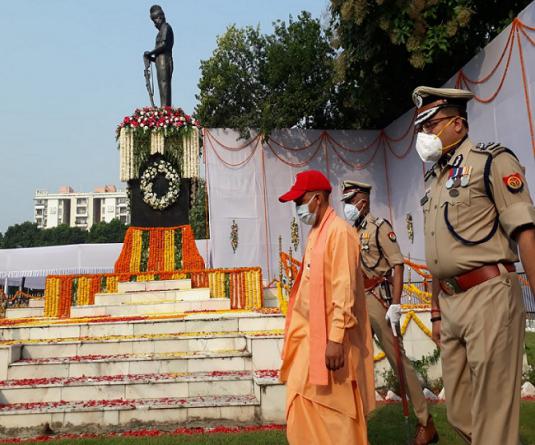 मुख्यमंत्री योगी आदित्यनाथ ने पुलिस स्मृति दिवस पर लखनऊ पुलिस लाइंस में शोक परेड की सलामी ली