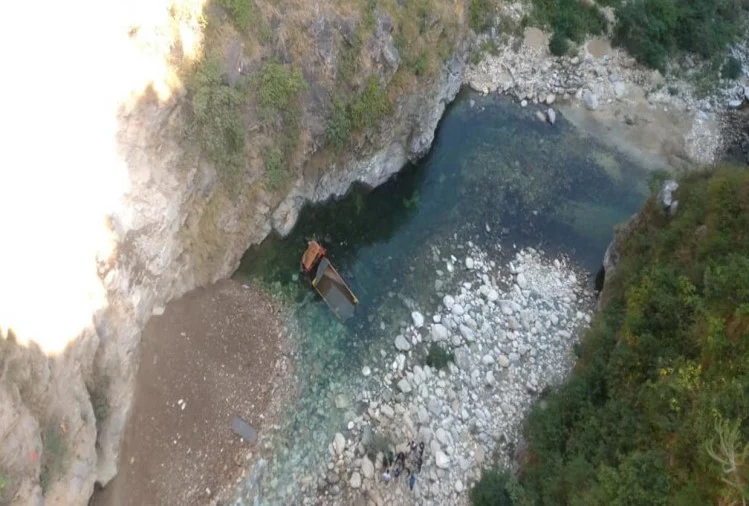 उत्तराखंडः नदी में गिरा वाहन, दो लोगों की घटना स्थल पर मौत