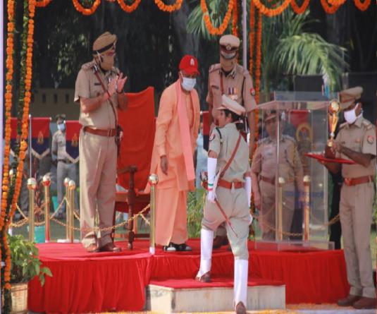 उत्तर प्रदेश पुलिस को मिले 72 डिप्टी एसपी,  पासिंग आउट परेड की सलामी मुख्यमंत्री योगी आदित्यनाथ ने ली