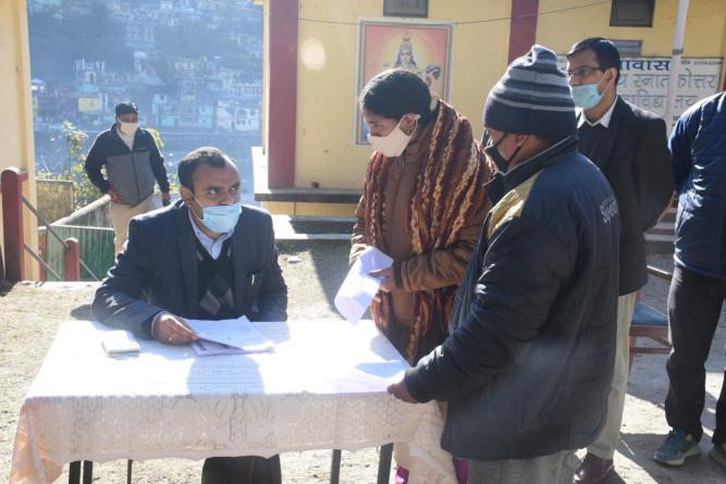 जिला निर्वाचन अधिकारी मयूर दीक्षित ने मतदान केंद्र संस्कृत महाविद्यालय उजेली का स्थलीय निरीक्षण कर व्यवस्थाओं का जायजा लिया