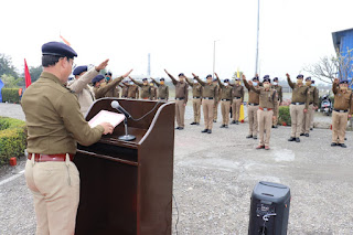 राष्ट्रीय मतदाता दिवस के अवसर पर एसडीआरएफ, उत्तराखण्ड पुलिस द्वारा ग्रहण की गयी शपथ