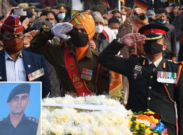 लेह में पत्नी और जिप्सी चालक की जान बचाकर शहीद हुए कैप्टन अभिषेक मिश्रा का पार्थिव शरीर उनके घर लाया गया