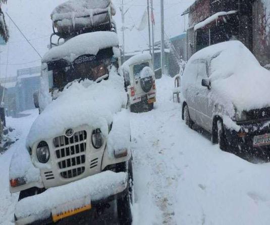 बर्फबारी ने बढ़ाई मुश्किलें, अलर्ट मोड पर एसडीआरएफ, फंसे लोगों को सुरक्षित निकाला