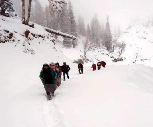 बर्फबारी का आनंद लेने के लिए पर्यटन स्थल सोनमर्ग पहुंचे करीब 50 पर्यटकों को पुलिस ने सुरक्षित निकाला, 6 लोग लापता