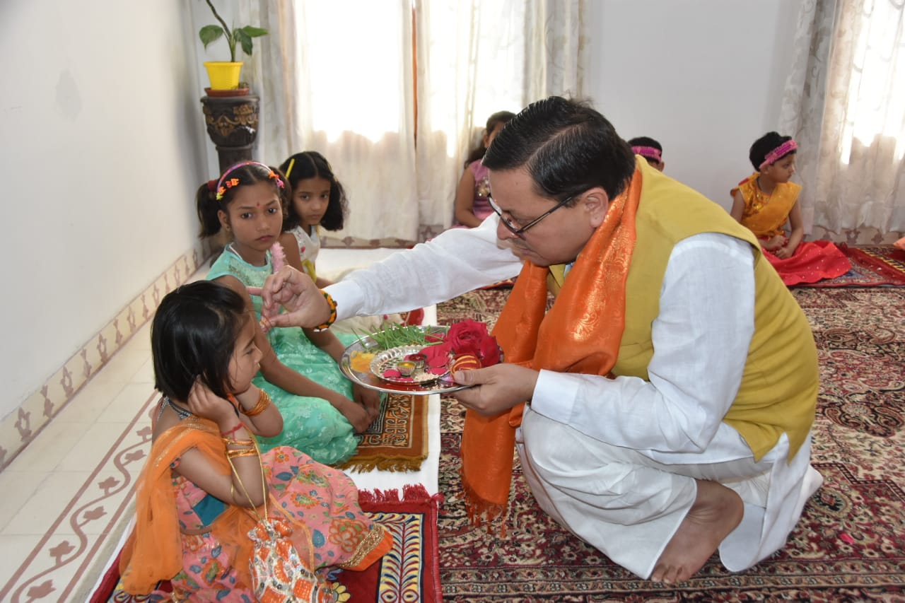 मुख्यमंत्री पुष्कर सिंह धामी ने चैत्र नवरात्रि की नवमी के पावन अवसर पर विधि-विधान से कन्या-पूजन किया