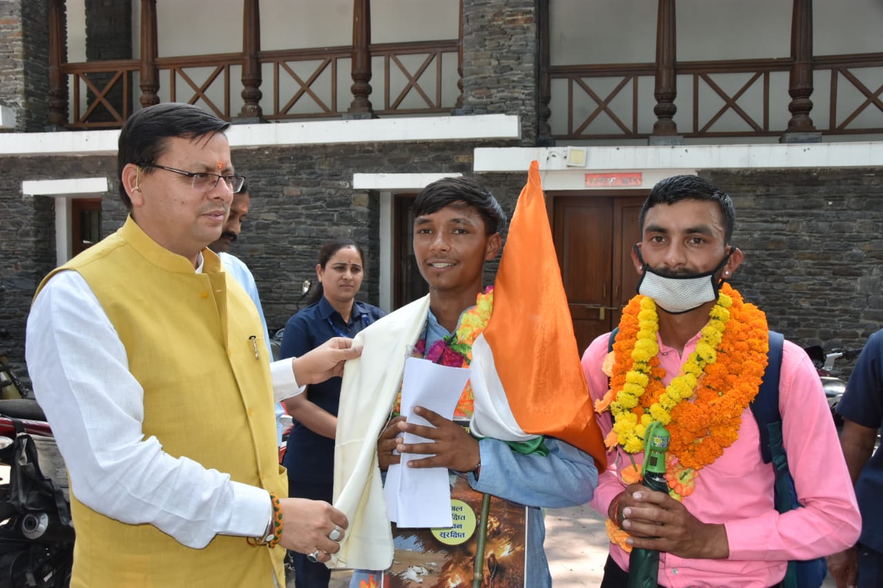 मुख्यमंत्री पुष्कर सिंह धामी, पर्यावरण संरक्षण के लिए जन जागरूकता अभियान चला रहे युवा शंकर सिंह ने भेंट की