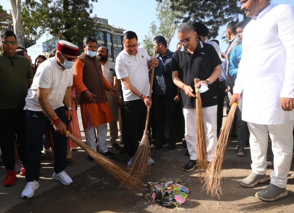 स्वच्छता कार्यक्रम में पहुंचे CM धामी ने युवाओं को दिलाई शपथ