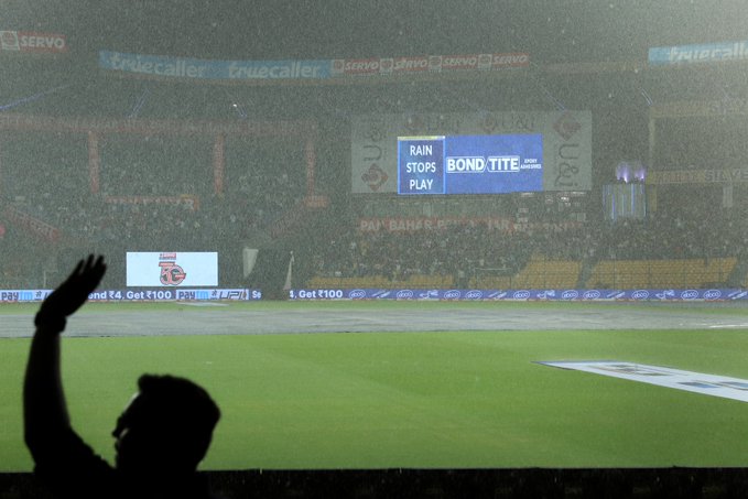 IND vs SA 5th T20 Live: बारिश की वजह से 40 से ज्यादा मिनट से रुका है मैच, 19 से घटकर और कम हो सकते हैं ओवर