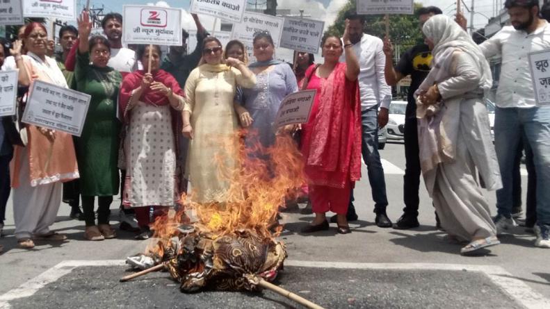 महिला कांग्रेस ने राहुल गांधी को लेकर झूठी खबर प्रसारित करने पर समाचार चैनल के विरोध में किया प्रदर्शन