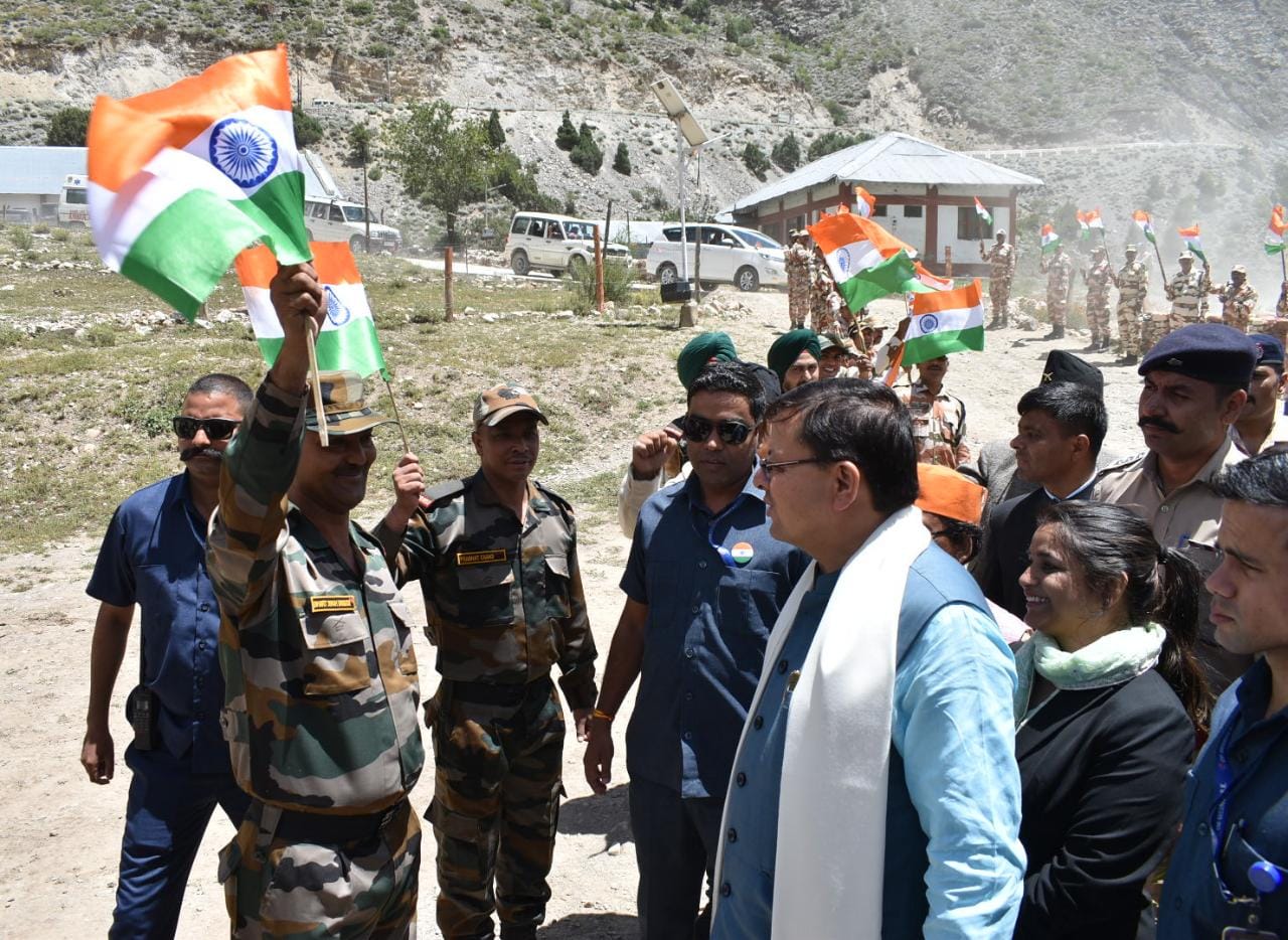 मुख्यमंत्री पुष्कर सिंह धामी ने बुधवार को सीमांत गांव मलारी में भारतीय सेना, आईटीबीपी, सीमांत सडक संगठन के जवानों और सीमांत गांव के साथ हर घर तिरंगा कार्यक्रम में प्रतिभाग किया