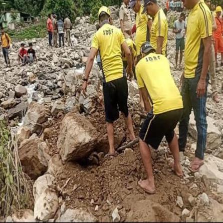 पोकलैंड से मलबा साफ करते हुए दो शव हुए बरामद, तीन की तलाश जारी