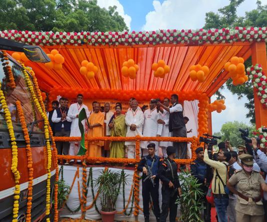 मेरठ पहुंच कर योगी आदित्यनाथ ने नई कूड़ा गाड़ियों और मोबाइल काम्पेक्टर को दिखाई हरी झंडी