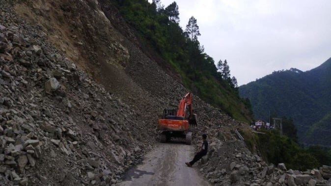 छिनका में खतरे के बीच हो रही यात्रा वाहनों की आवाजाही, पहाड़ी से अटके हैं भारी भरकम बोल्डर