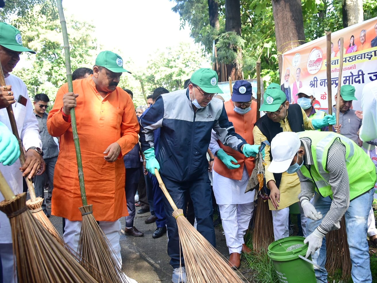 मुख्यमंत्री पुष्कर सिंह धामी ने रविवार को झाड़ू लगाकर स्वच्छता का संदेश दिया