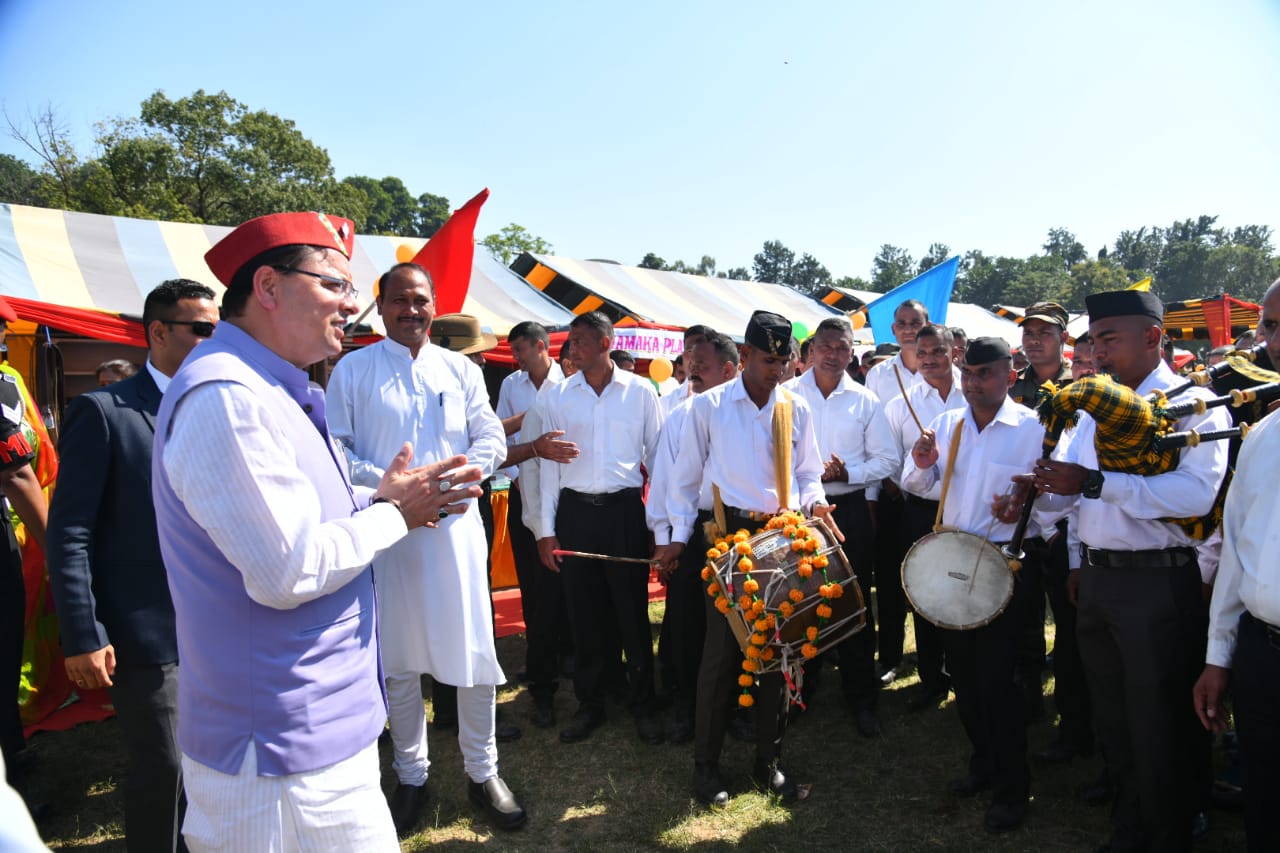 मुख्यमंत्री पुष्कर सिंह धामी ने रविवार को सैनिकों, भूतपूर्व सैनिकों तथा उनके परिजनों के साथ दीपावली पर्व मनाया