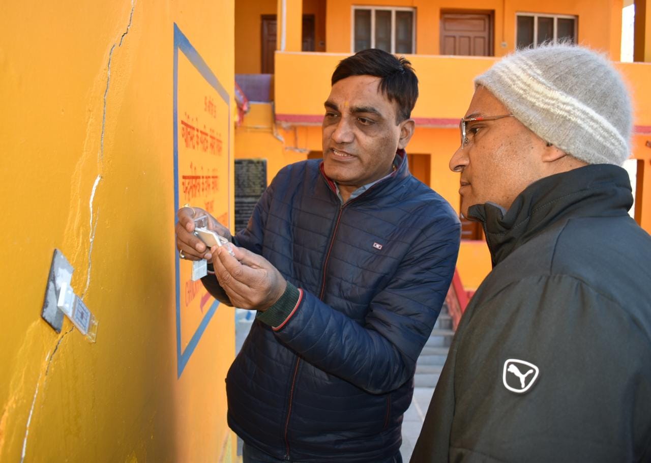 सचिव आपदा प्रबन्धन डा. रंजीत कुमार सिन्हा ने जोशीमठ नगर क्षेत्र में पहुंचकर स्थलीय निरीक्षण किया