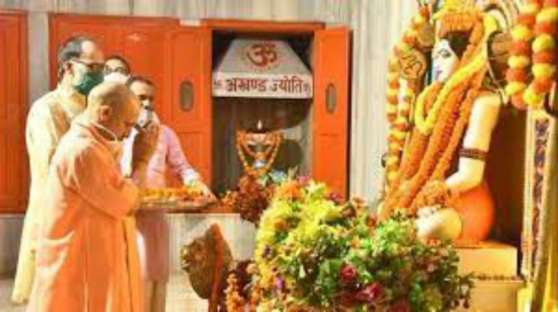 गोरखपुर पहुंचे मुख्यमंत्री योगी आदित्यनाथ ने गोरखनाथ मंदिर व मेला परिसर का स्थलीय निरीक्षण कर तैयारियों का जायजा लिया
