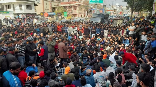 युवाओं का भर्ती घोटालों को लेकर फूटा गुस्सा, गांधी पार्क के बाहर धरना-प्रदर्शन